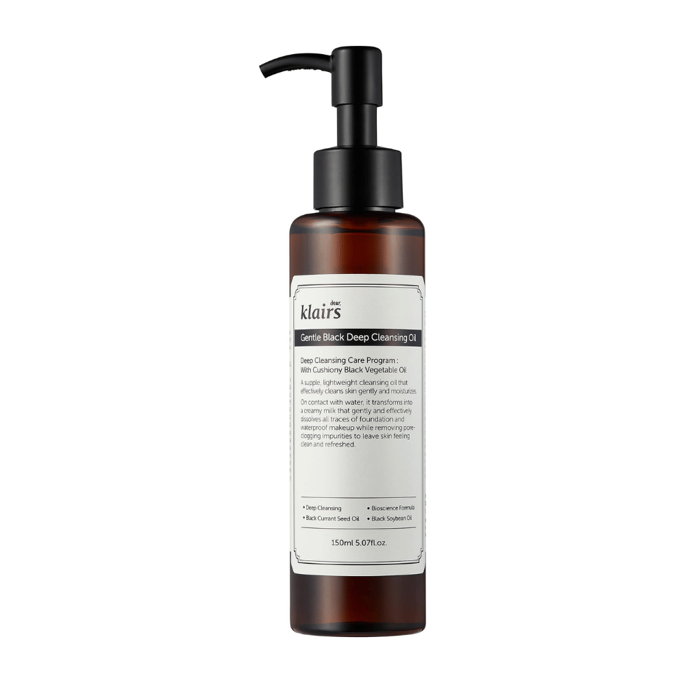 Flaske med Klairs Gentle Black Deep Cleansing Oil, en renseolie, med sort pumpe og tekst der beskriver produktet, mod en hvid baggrund.