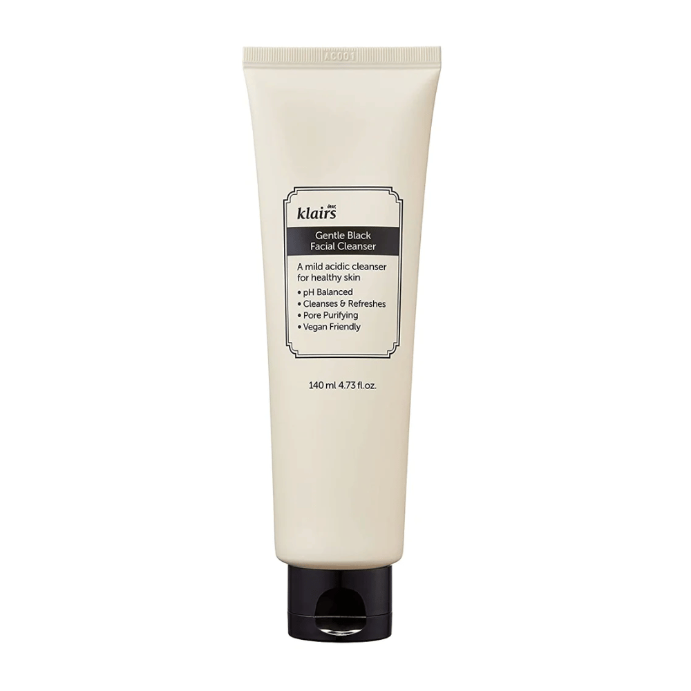 Et rør af Klairs Gentle Black Facial Cleanser med sort låg og tekst om egenskaber, som mild og pH-balanceret, på en ren hvid baggrund.