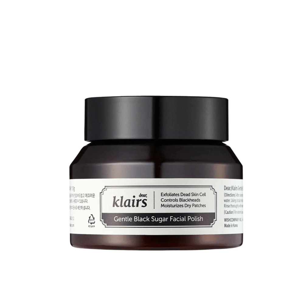 En krukke Klairs Gentle Black Sugar Facial Polish med sort låg og etiket, mod en neutral baggrund.