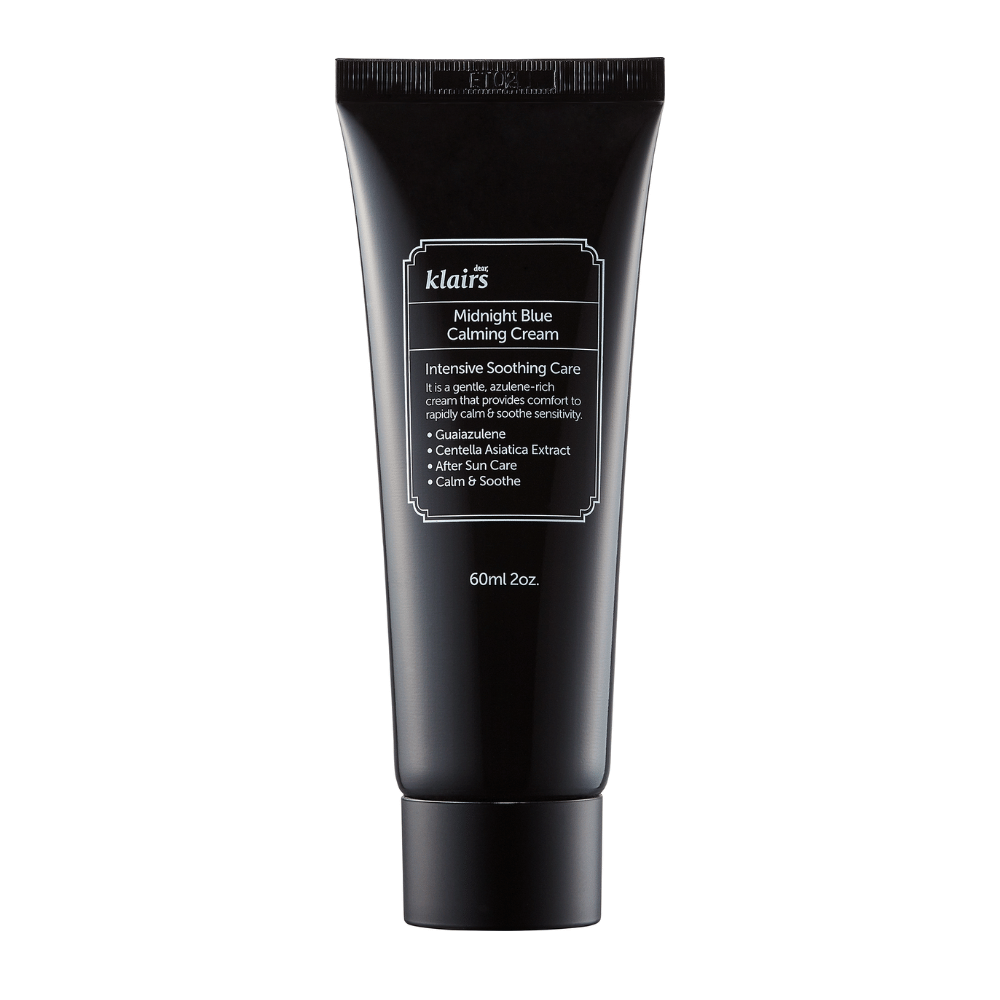 En sort tube af Klairs Midnight Blue Calming Cream, beskrevet som en intensivt beroligende creme, foran en hvid baggrund.