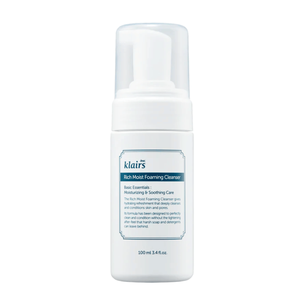 En pumpeflaske af Klairs Rich Moist Foaming Cleanser med beskrivelse af fugtgivende og beroligende egenskaber, mod en hvid baggrund.