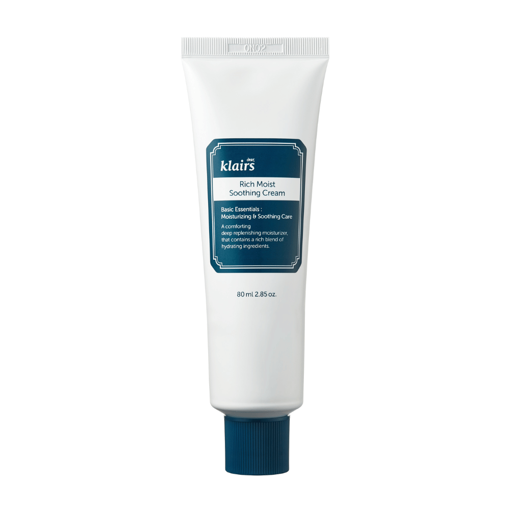 Et rør af Klairs Rich Moist Soothing Cream med mørkeblå detaljer og produktinformation, præsenteret mod en ren hvid baggrund.