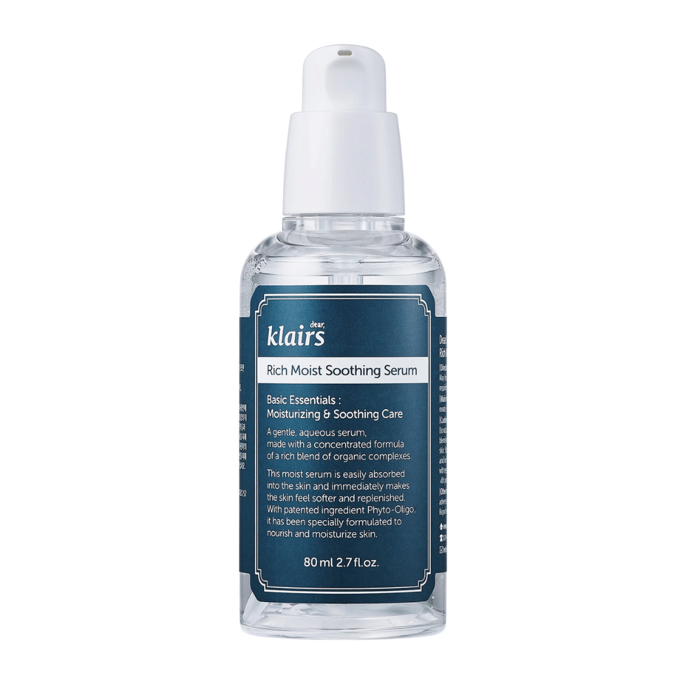 En gennemsigtig flaske med Klairs Rich Moist Soothing Serum og hvid drypkork, mod en hvid baggrund.
