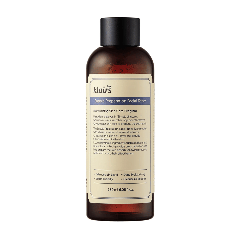 En brun flaske af Klairs Supple Preparation Facial Toner med hvid etiket, detaljeret produktinformation og fordele, mod en hvid baggrund.