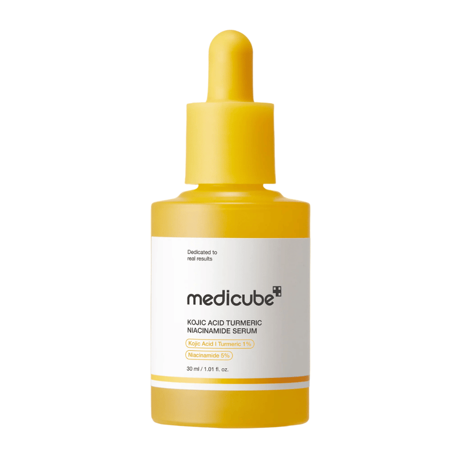Frilagt produktbillede af Medicube Kojic Acid Turmeric Niacinamide Serum med gul flaske og pipette. Det minimalistiske design og de varme farver giver et moderne og klinisk indtryk, samtidig med at produktet forbindes med glow og brightening skincare.