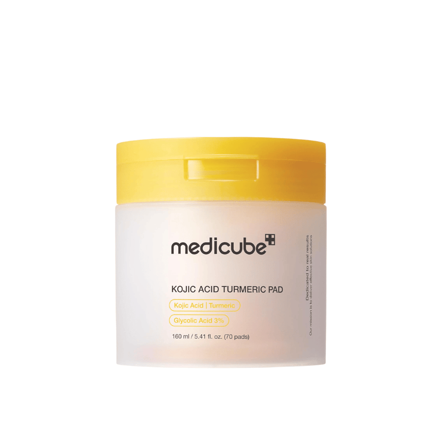 Frilagt produktbillede af Medicube Kojic Acid Turmeric Pad i gul krukke med eksfolierende pads indeholdende kojicsyre, gurkemeje og glykolsyre for en mere jævn hudtone og glød.