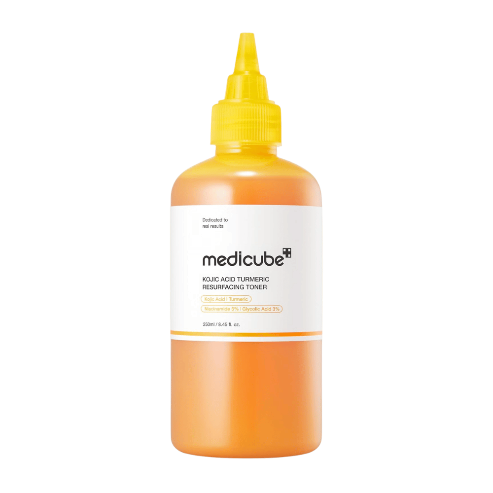 Frilagt produktbillede af Medicube Kojic Acid Turmeric Resurfacing Toner i gul applikatorflaske til eksfolierende hudpleje og forbedret hudstruktur.