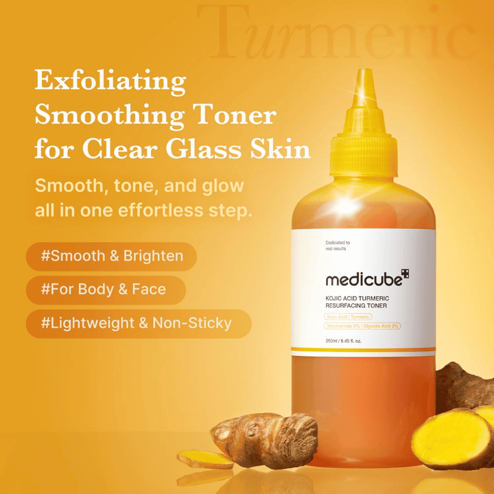 Kampagnebillede for Medicube Kojic Acid Turmeric Resurfacing Toner som fremhæver eksfolierende toner for glow, jævn hudtone og let fugtgivende formel til ansigt og krop.
