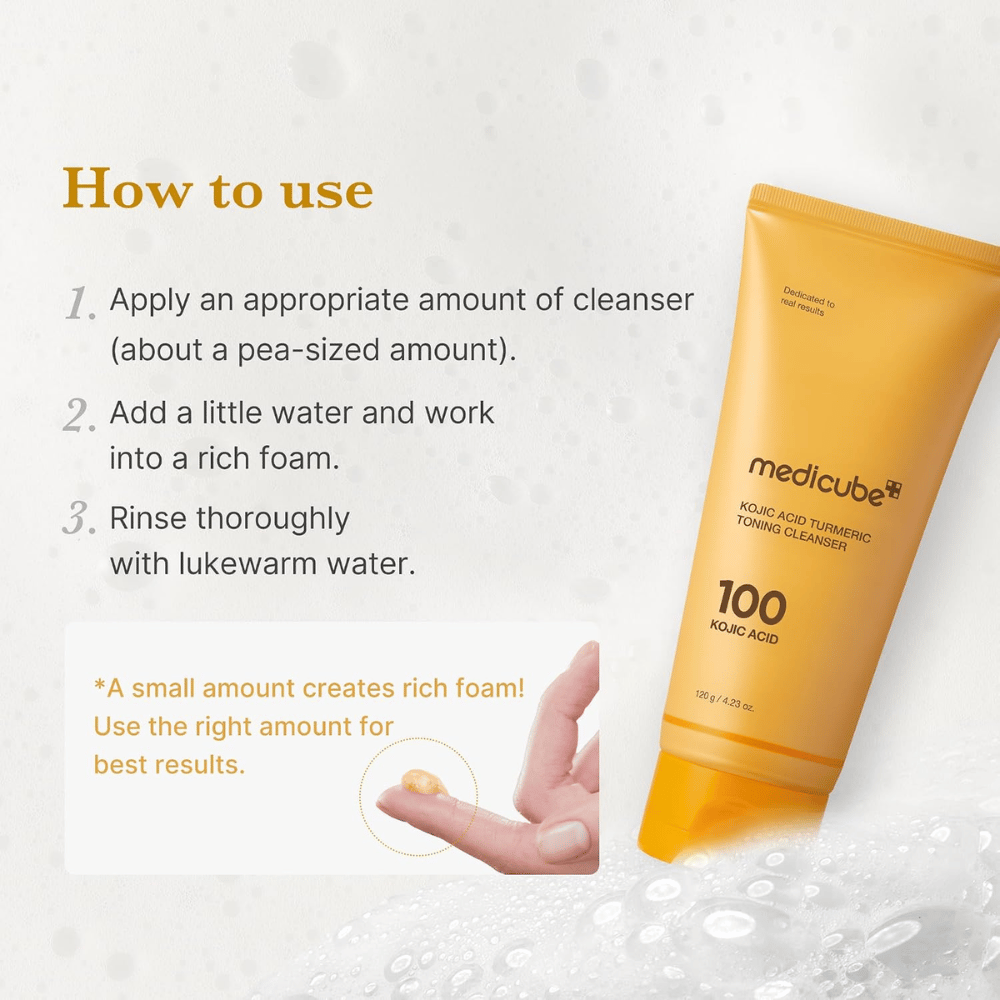 Medicube Kojic Acid Turmeric Toning Cleanser med brugsanvisning i tre trin. Gul rensetube og gel på fingerspids, der viser dosering.