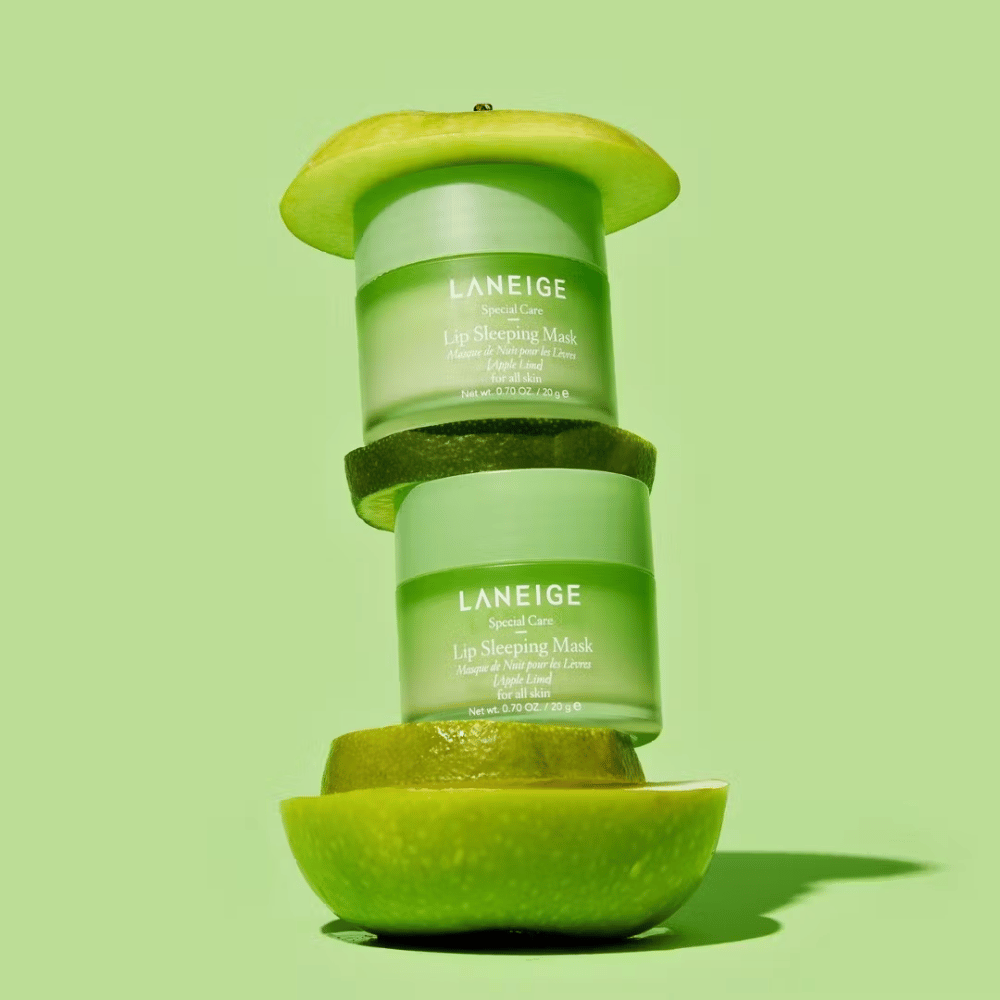 To krukker med LANEIGEs Lip Sleeping Mask Apple Lime 20g stablet ovenpå hinanden og giver fugt.