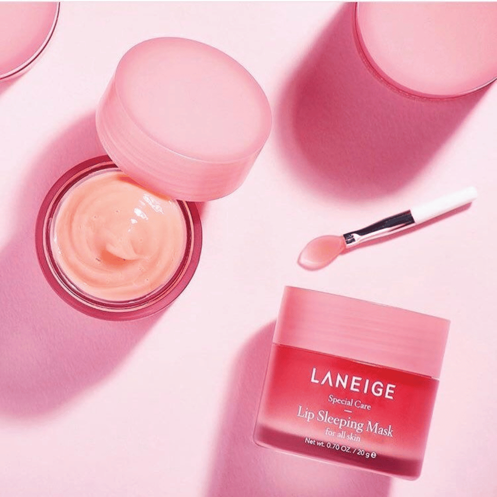 K-beauty's Laneige's Lip Sleeping Mask Berry 20g på lyserød baggrund.
