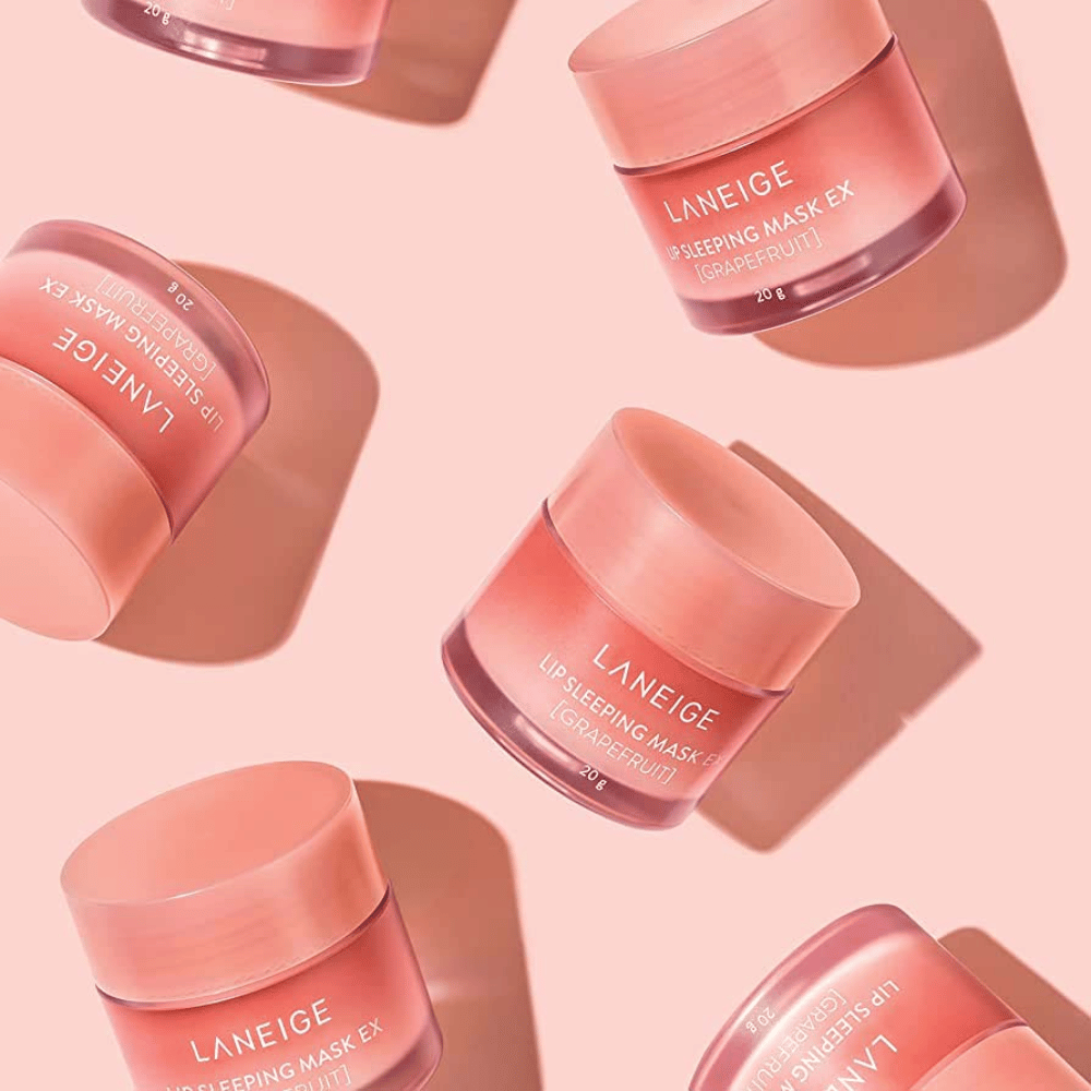 Fire krukker LANEIGE Lip Sleeping Mask Grapefrugt 20g på lyserød baggrund, fremmer grapefrugt og fugtgivning.