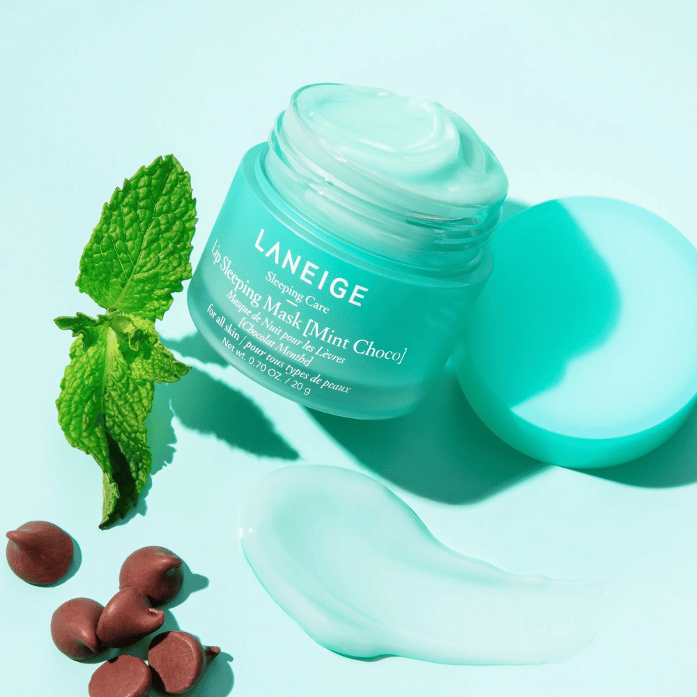 LANEIGE's Lip Sleeping Mask Mint Choco 20g på blå baggrund.