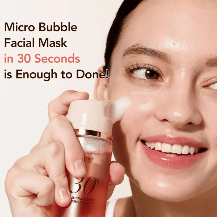 Livsstilsbillede, hvor en model påfører MENOKIN bubble mask direkte på huden med mikrobobler, sammen med tekst, der understreger hurtig ansigtspleje på 30 sekunder.