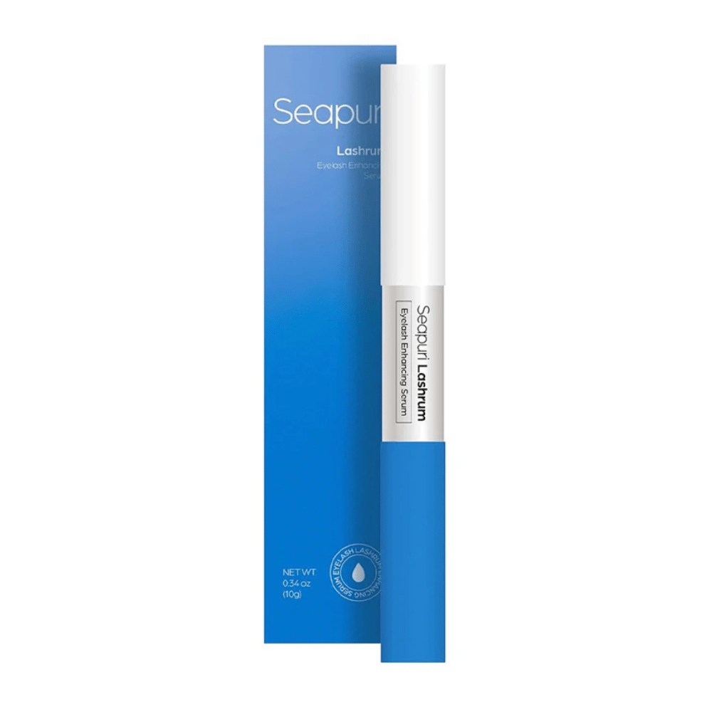 Produktbillede af Seapuri Lashrum Eyelash Enhancing Serum med emballage. Fremmer længere, stærkere og fyldigere øjenvipper.