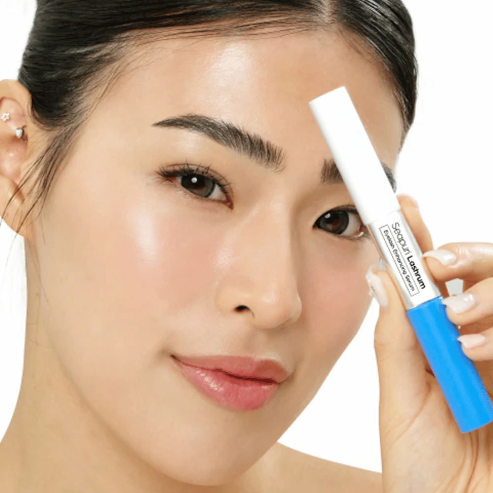 Kvinde holder i Seapuri Lashrum Eyelash Enhancing Serum. Et plejende vippe-serum som styrker og definerer vipperne.