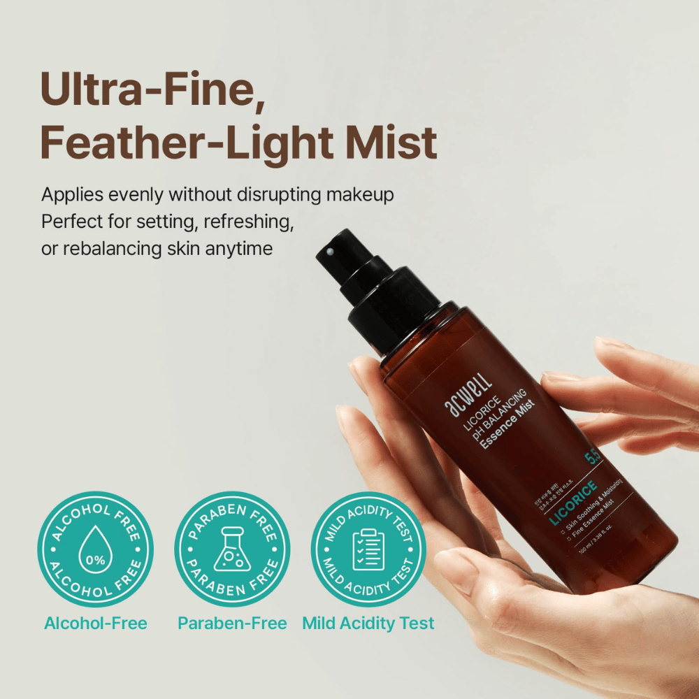 Acwell Licorice pH Balancing Essence Mist holdes i hånden og sprayes som en ultrafin mist. Billedet fremhæver alkoholfri og parabenfri formel samt hudvenlig pH, som passer til sensitiv hud.