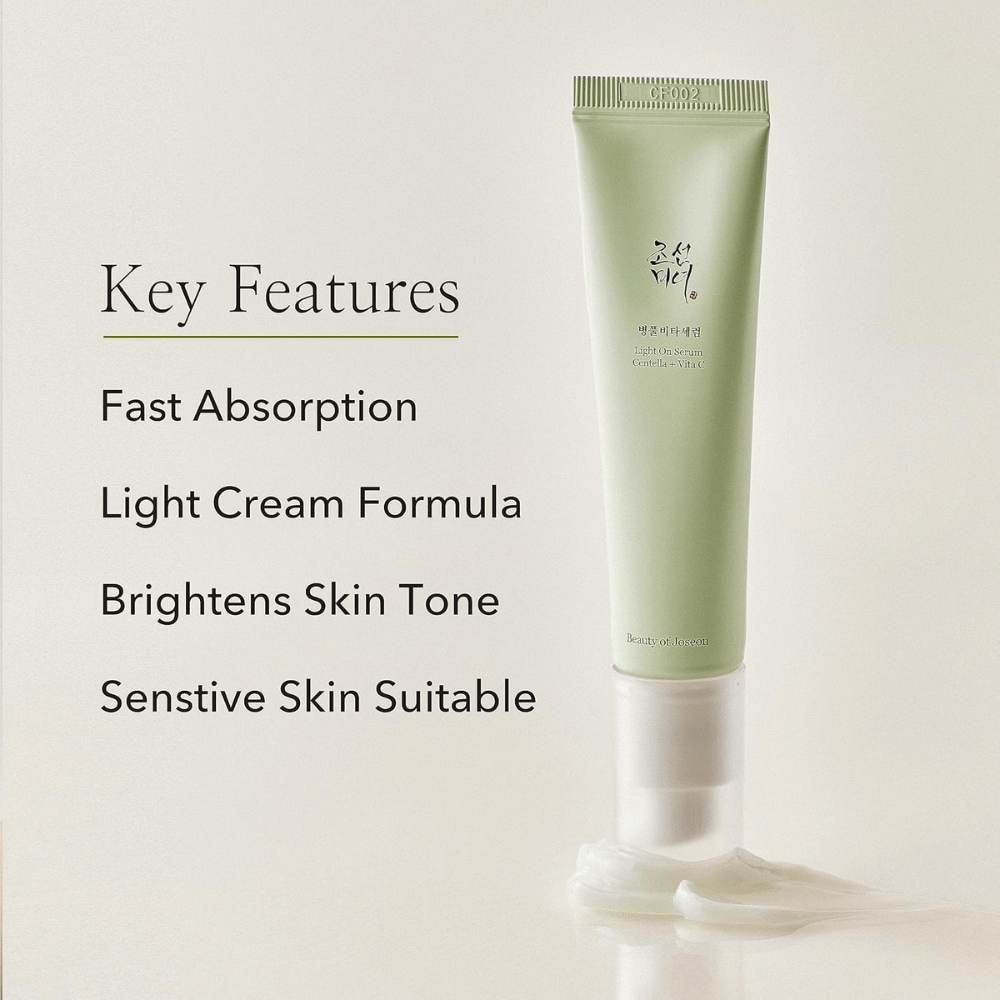 Beauty of Joseon Light On Serum med Centella og vitamin C, vises stående med udpresset produktcreme ved bunden. Nøglefunktioner er listet ved siden af: hurtig absorption, let cremeformel, hudtoneforbedrende og egnet til sensitiv hud.