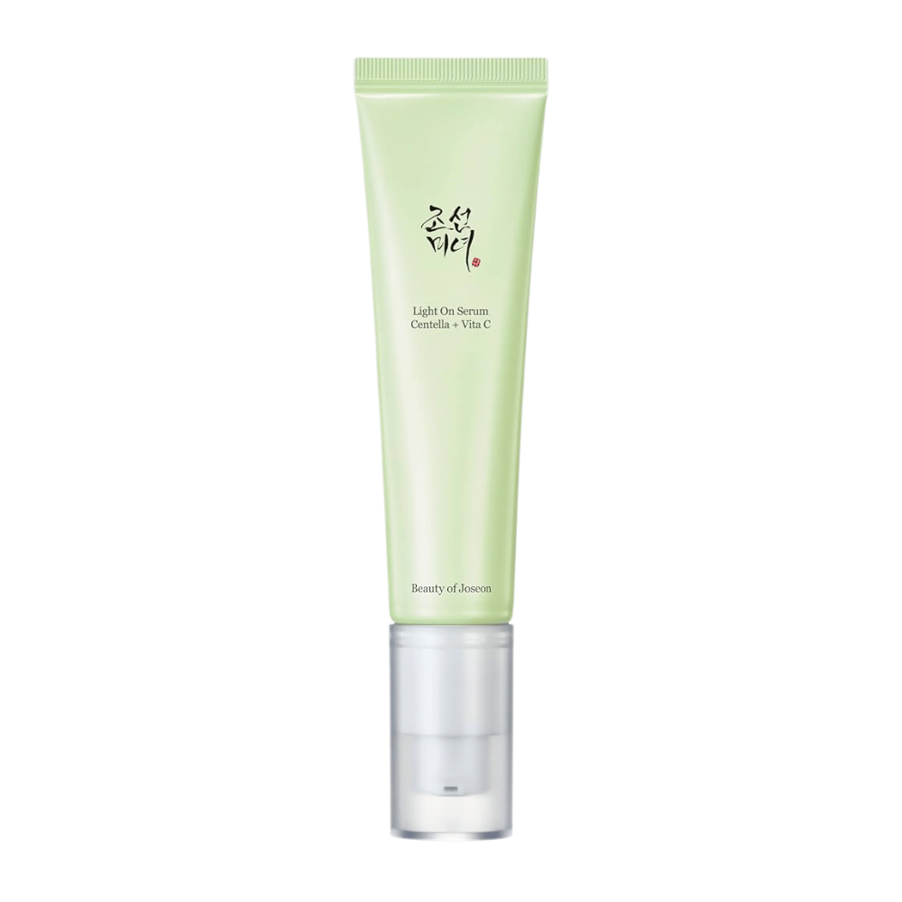 Beauty of Joseon Light On Serum i en lysegrøn tube med pumpe, indeholdende Centella og vitamin C for strålende hudpleje.