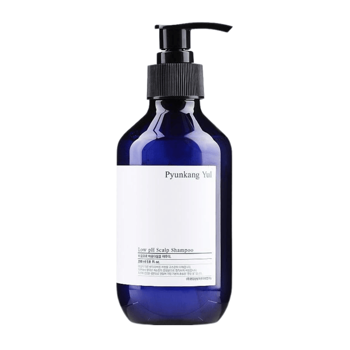 Stilrent frilagt produktbillede af Pyunkang Yul Low pH Scalp Shampoo i blå flaske med pumpe og minimalistisk design.