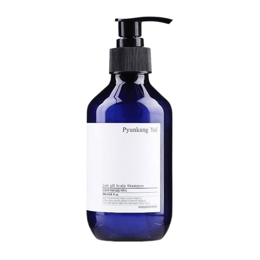 Stilrent frilagt produktbillede af Pyunkang Yul Low pH Scalp Shampoo i blå flaske med pumpe og minimalistisk design.