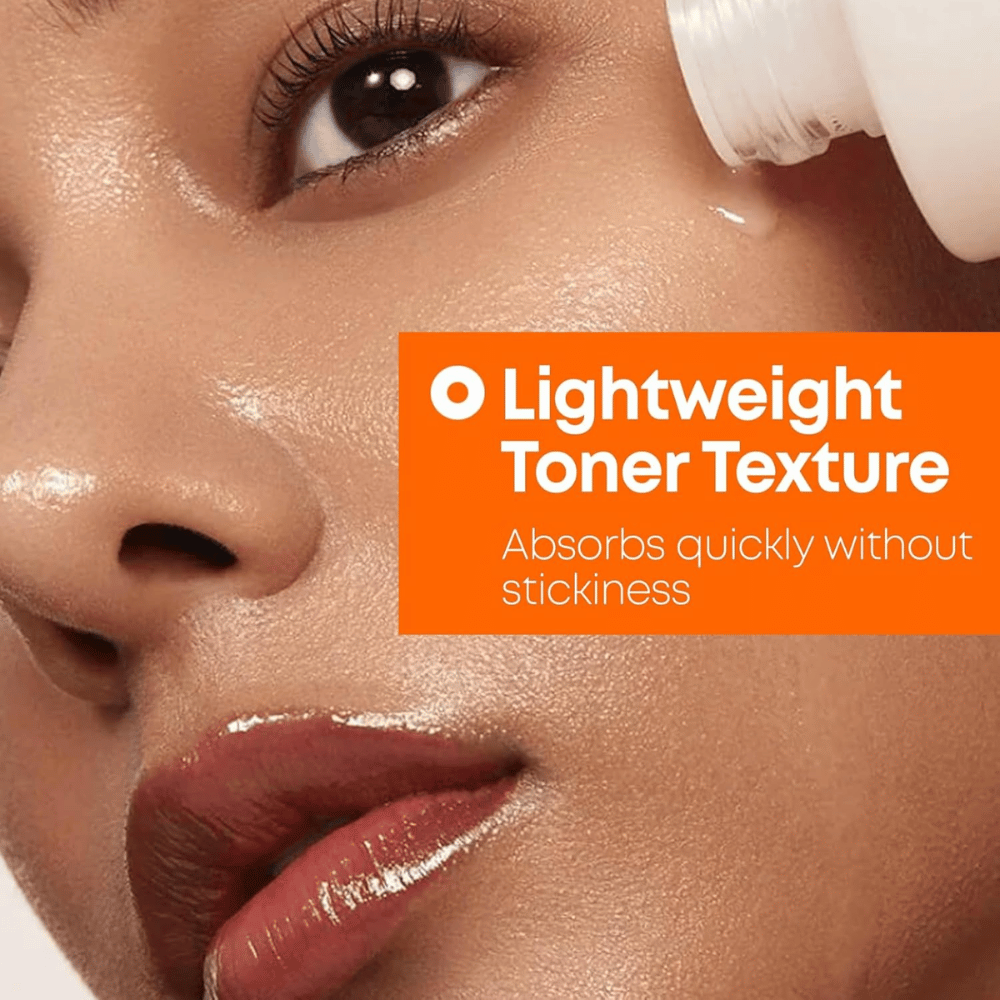 3. NINE LESS MELA-PRO Rice & TXA Toner – model med fugtet hud, der viser tonerens lette konsistens og hurtige absorption