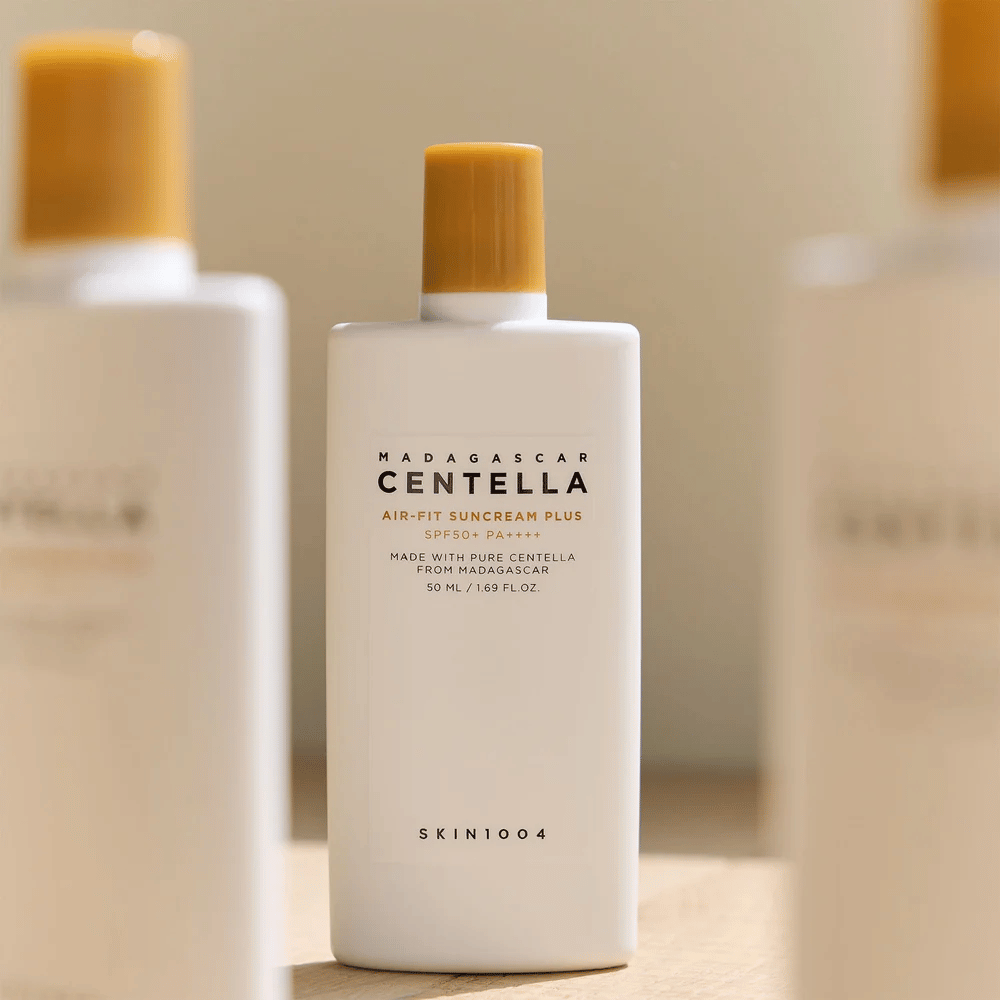 SKIN1004 Madagascar Centella Air-Fit Suncream Plus SPF50+ PA++++ solbeskyttelse med centella asiatica, som beskytter huden mod UV-stråler og beroliger følsom hud
