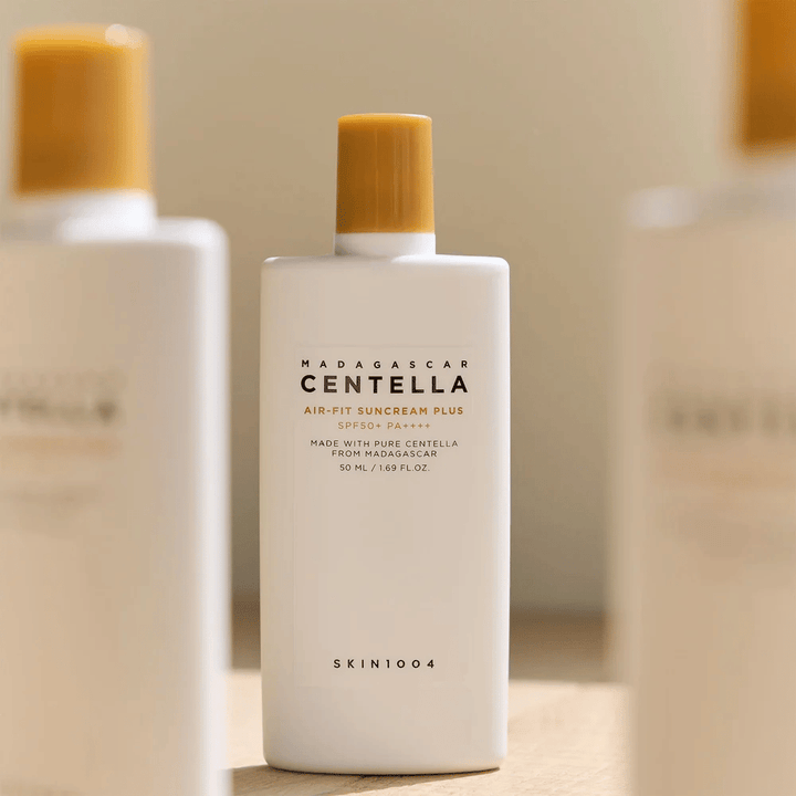 SKIN1004 Madagascar Centella Air-Fit Suncream Plus SPF50+ PA++++ solbeskyttelse med centella asiatica, som beskytter huden mod UV-stråler og beroliger følsom hud