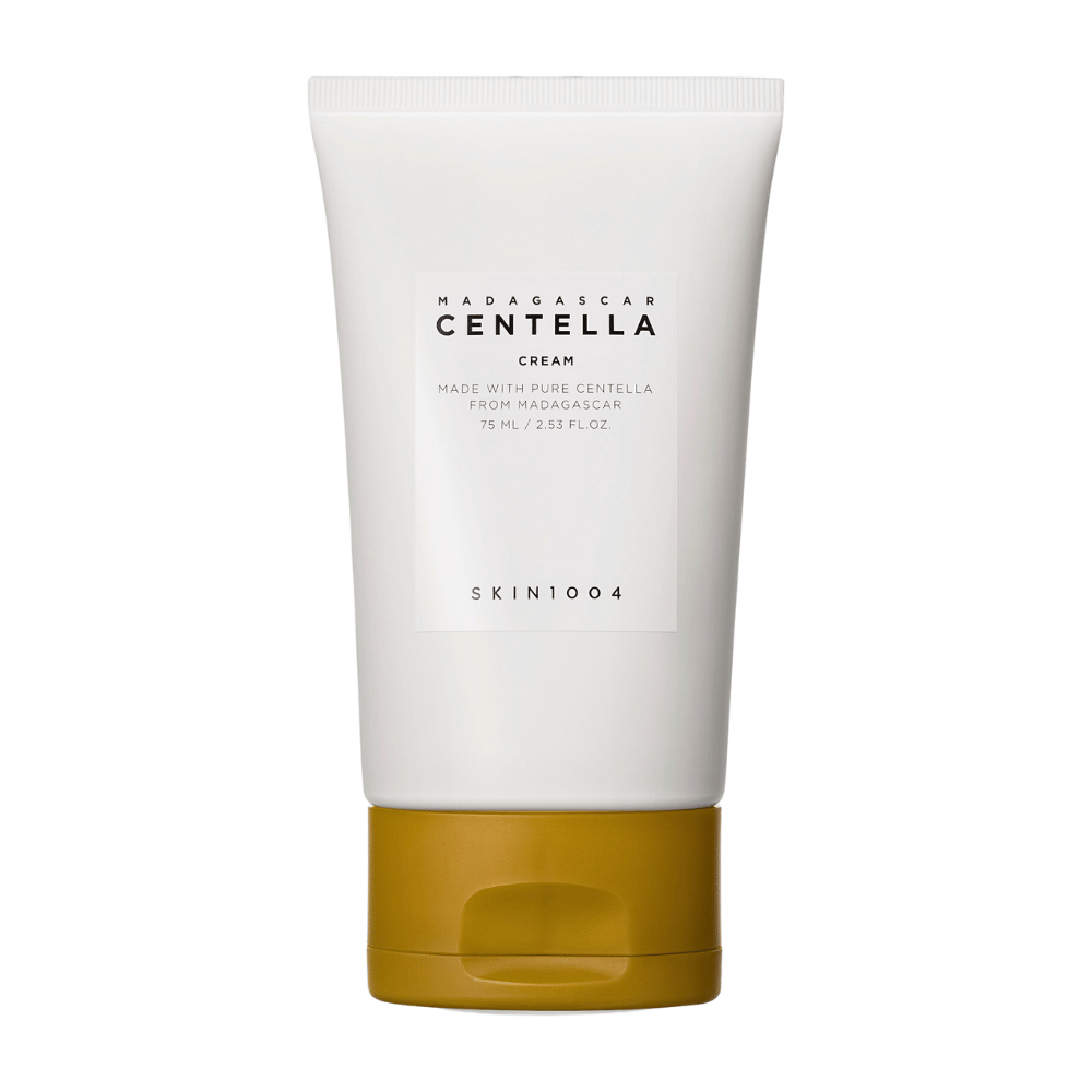 Billedet viser en tube med "Madagascar Centella Cream" fra SKIN1004. Det er en hudcreme, der er fremstillet af ren Centella fra Madagaskar og kommer i en pakning på 75 ml / 2.53 fl.oz. Produktet er beregnet til at blive brugt til hudpleje, for at give næring og fugt til huden.