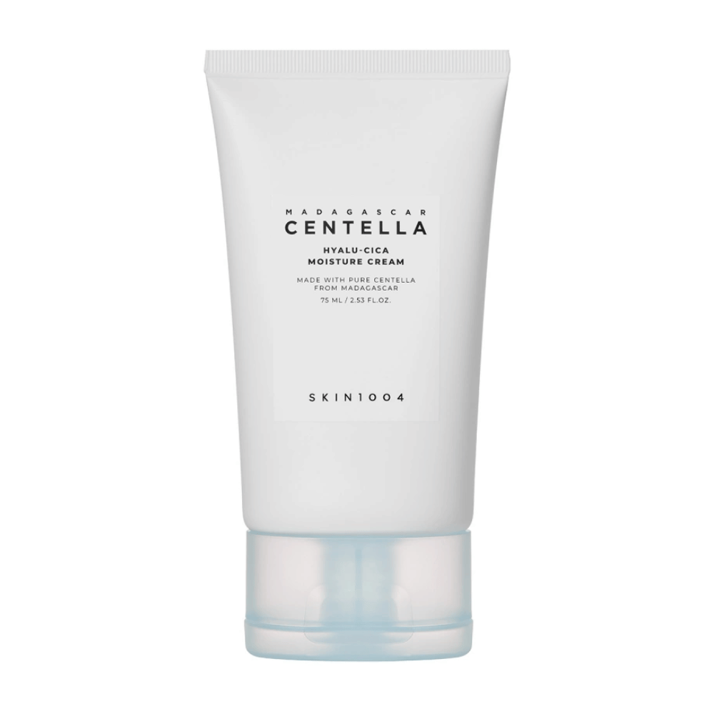 En hvid tube SKIN1004 Madagascar Centella Hyalu-Cica fugtighedscreme på en ensfarvet baggrund.