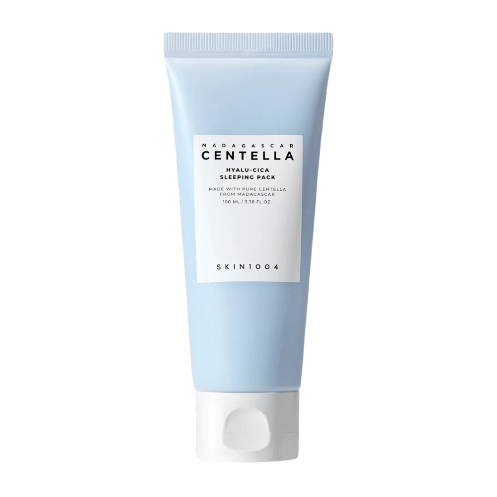 Billedet viser "Madagascar Centella Hyalu-Cica Sleeping Pack" i en 100 ml tube fra SKIN1004, et hudplejeprodukt til brug natten over.