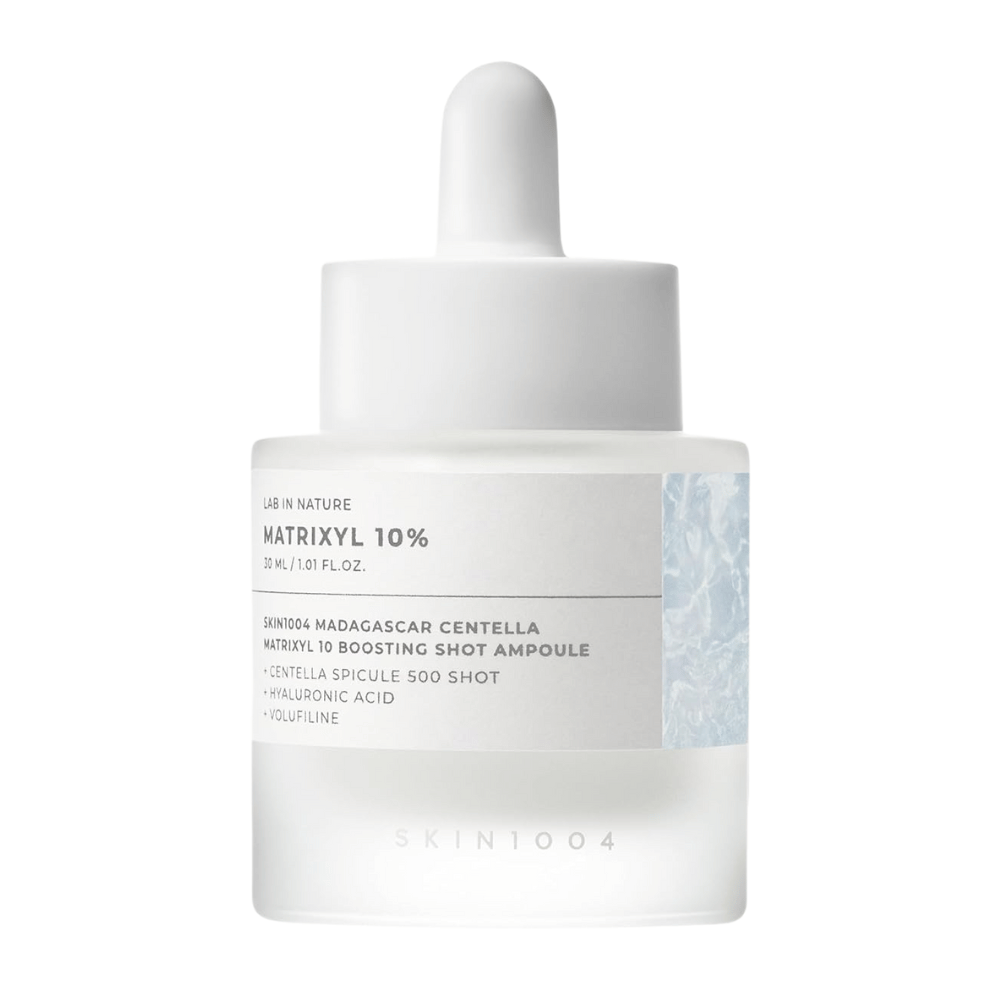 Nærbillede af SKIN1004 Madagascar Centella Matrixyl 10 Boosting Shot Ampoule der viser pipette og etiket – højkoncentreret peptidserum for hudens elasticitet og fugtgivning.