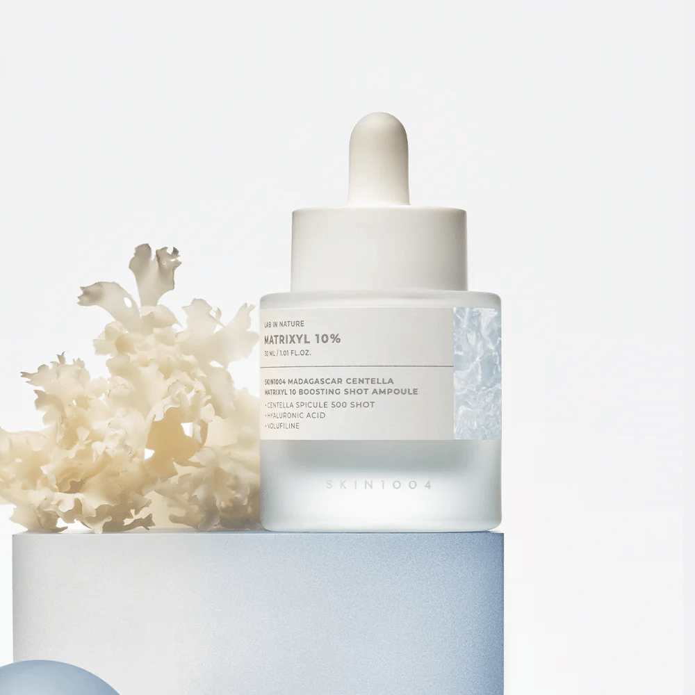 SKIN1004 Madagascar Centella Matrixyl 10 Boosting Shot Ampoule i livsstilsbillede – anti-age serum med peptider og centella, der styrker hudbarrieren og giver fasthed.