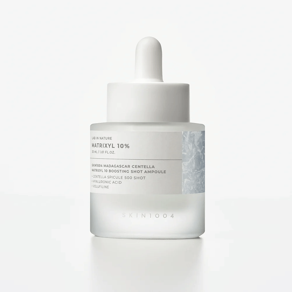 SKIN1004 Madagascar Centella Matrixyl 10 Boosting Shot Ampoule i originalemballage – ansigtsserum med Matrixyl 10 %, hyaluronsyre og centella for plumpet og glat hud.