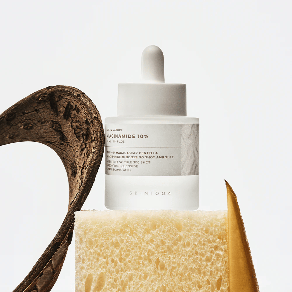 SKIN1004 Madagascar Centella Niacinamide 10 Boosting Shot Ampoule i livsstilsbillede – ansigtsserum, der hjælper med at reducere ujævn hudtone og styrke hudbarrieren.