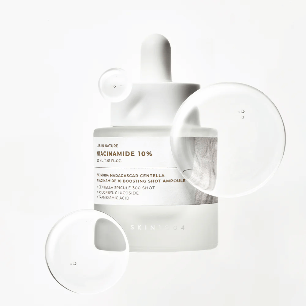 SKIN1004 Madagascar Centella Niacinamide 10 Boosting Shot Ampoule med serumdråber, der viser let, hurtigtabsorberende formel med niacinamid, tranexamsyre og centella.