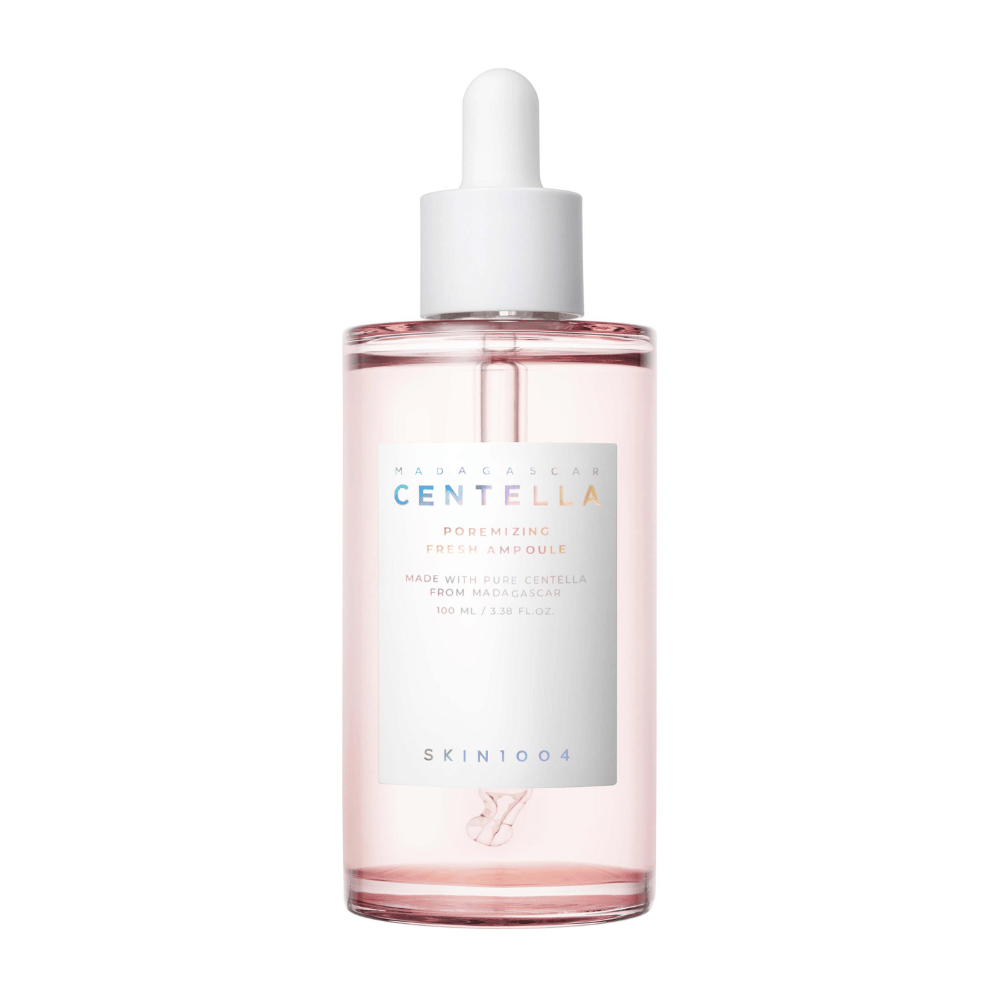 Transparent flaske med rosa væske og hvid dråbepipette, SKIN1004 Madagascar Centella Poremizing Fresh Ampoule, mod hvid baggrund.