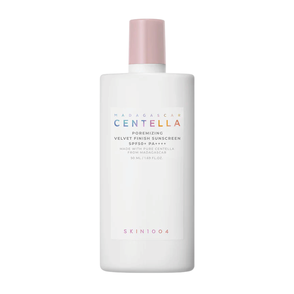 SKIN1004 Madagascar Centella Poremizing Velvet Finish Sunscreen SPF 50+ PA++++ – solcreme med Centella Asiatica fra Madagaskar, som beroliger huden, mindsker glans og giver en høj bredspektret UV-beskyttelse.