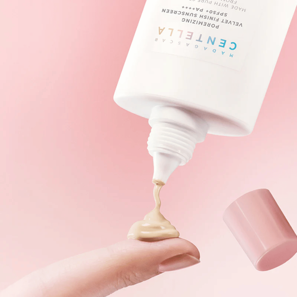 Den cremede konsistens hos SKIN1004 Madagascar Centella Poremizing Velvet Finish Sunscreen SPF 50+ PA++++ smelter ind i huden og giver en naturlig, fløjlsblød finish uden at fedte.