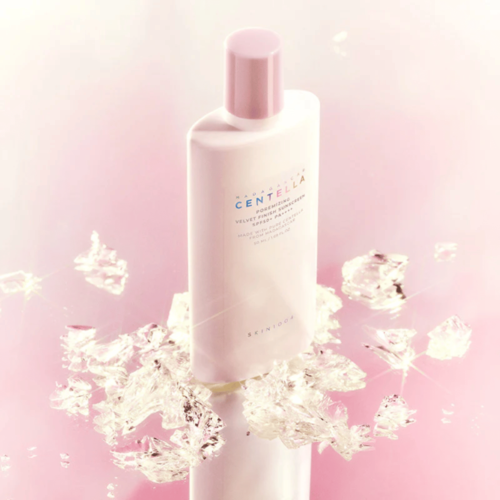 SKIN1004 Madagascar Centella Poremizing Velvet Finish Sunscreen SPF 50+ PA++++ med let formel, der absorberes nemt og giver en langvarig beskyttelse med en blød, fløjlsagtig følelse.