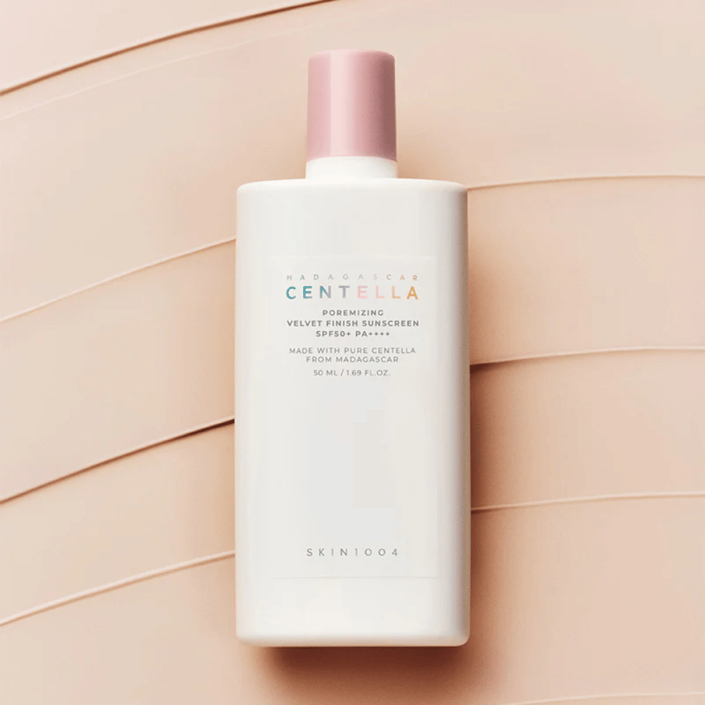 SKIN1004 Madagascar Centella Poremizing Velvet Finish Sunscreen SPF 50+ PA++++ med Centella Asiatica, som beroliger huden og efterlader en behagelig, mat finish uden hvid hinde.