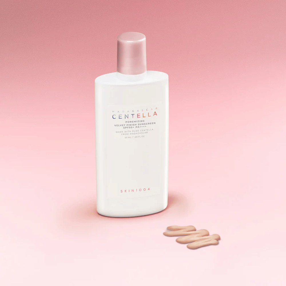 SKIN1004 Madagascar Centella Poremizing Velvet Finish Sunscreen SPF 50+ PA++++ – let solcreme med fløjlsblød finish, som beskytter huden og hjælper med at kontrollere glans.