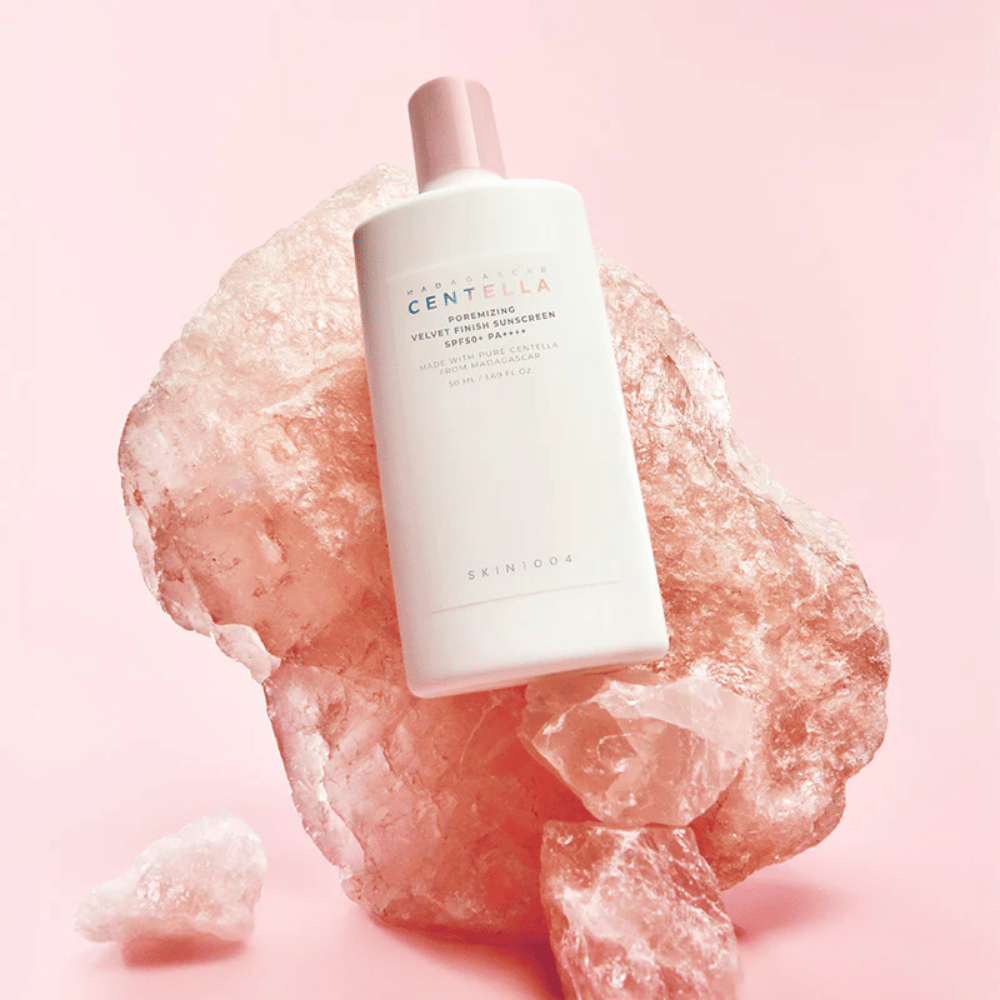 SKIN1004 Madagascar Centella Poremizing Velvet Finish Sunscreen SPF 50+ PA++++ med Centella Asiatica fra Madagaskar, som beroliger huden og giver en naturligt mat, blød finish.