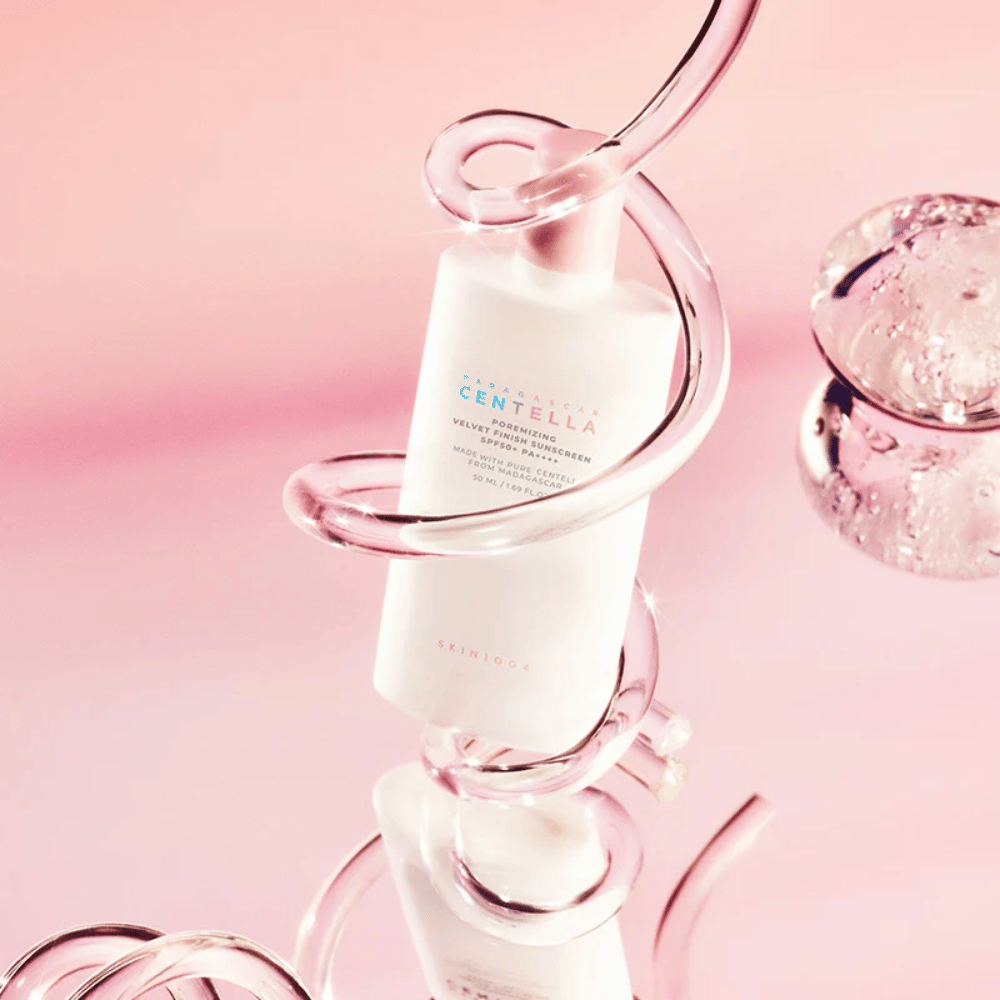 SKIN1004 Madagascar Centella Poremizing Velvet Finish Sunscreen SPF 50+ PA++++ med fløjlsblød finish, som beskytter huden mod UVA- og UVB-stråler samtidig med, at den hjælper med at minimere synligheden af porer.