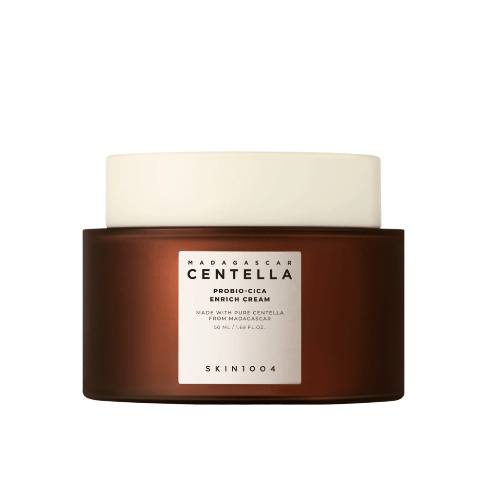 En brun krukke med Madagascar Centella Probio-Cica Enrich Cream mod en neutral baggrund.