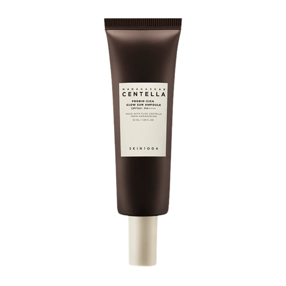 SKIN1004 Madagascar Centella Probio-Cica Glow Sun Ampoule er en solbeskyttelse med SPF50+ PA++++, der giver en smuk glød, samtidig med at den beroliger og styrker huden med centella fra Madagaskar. Velegnet til følsom hud.