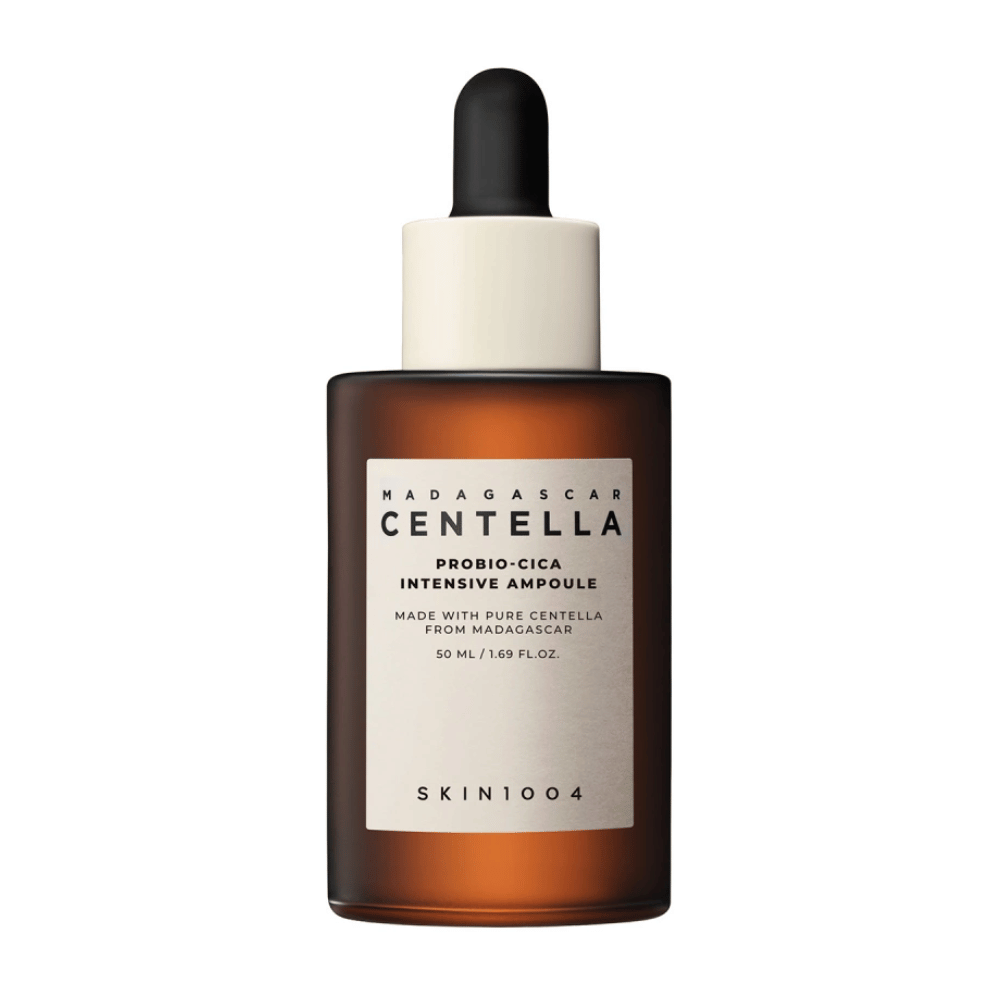 Flaske med "Madagascar Centella Probio-Cica Intensive Ampoule" fra SKIN1004, hudpleje med centella fra Madagaskar.