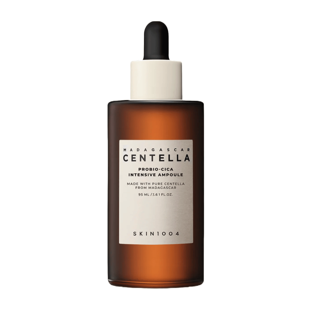 Brun glasflaske med dråbepipette af SKIN1004 Madagascar Centella Probio-Cica Intensiv Ampoule mod en ensfarvet baggrund.