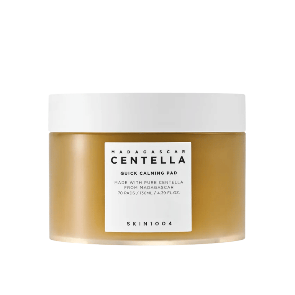 SKIN1004 Madagascar Centella Quick Calming Pad – brun plastikbøtte med hvidt låg og hvid etiket, indeholder 70 pads (130 ml).
