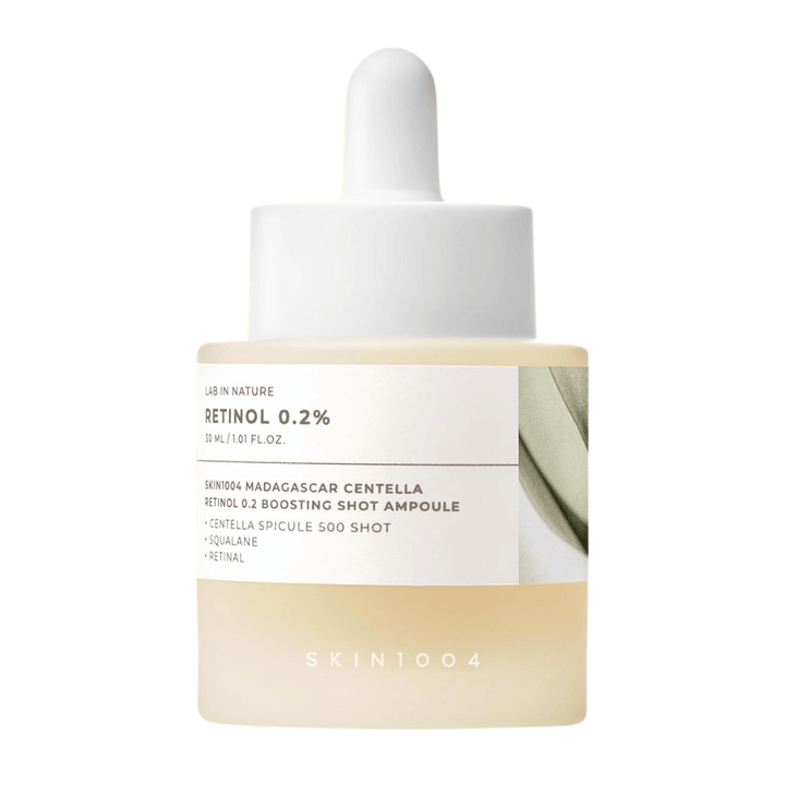SKIN1004 Madagascar Centella Retinol 0.2 Boosting Shot Ampoule stående på hvid baggrund – mildt men effektivt retinolserum til fine linjer, jævnere hud og øget spændstighed.
